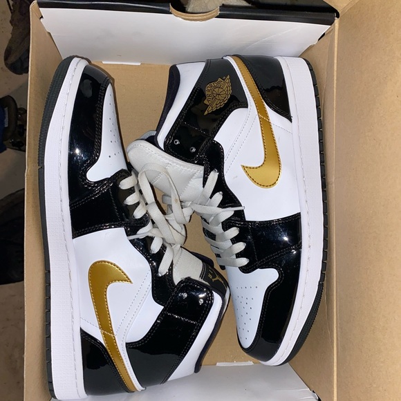 Air Jordan 1 mids brand new in box black/gold/white - Picture 1 of 5